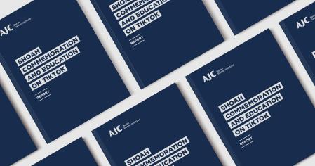 Mehrere Broschüren in blau mit weißem AJC Logo